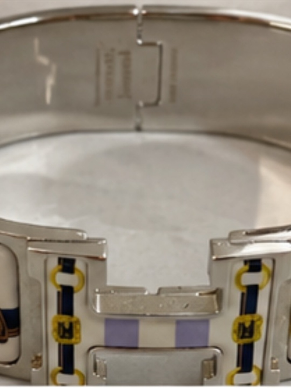 Hermès Lavender and White Clic Clac H Enamel Bracelet with Gold Accents - Picture 3 of 5